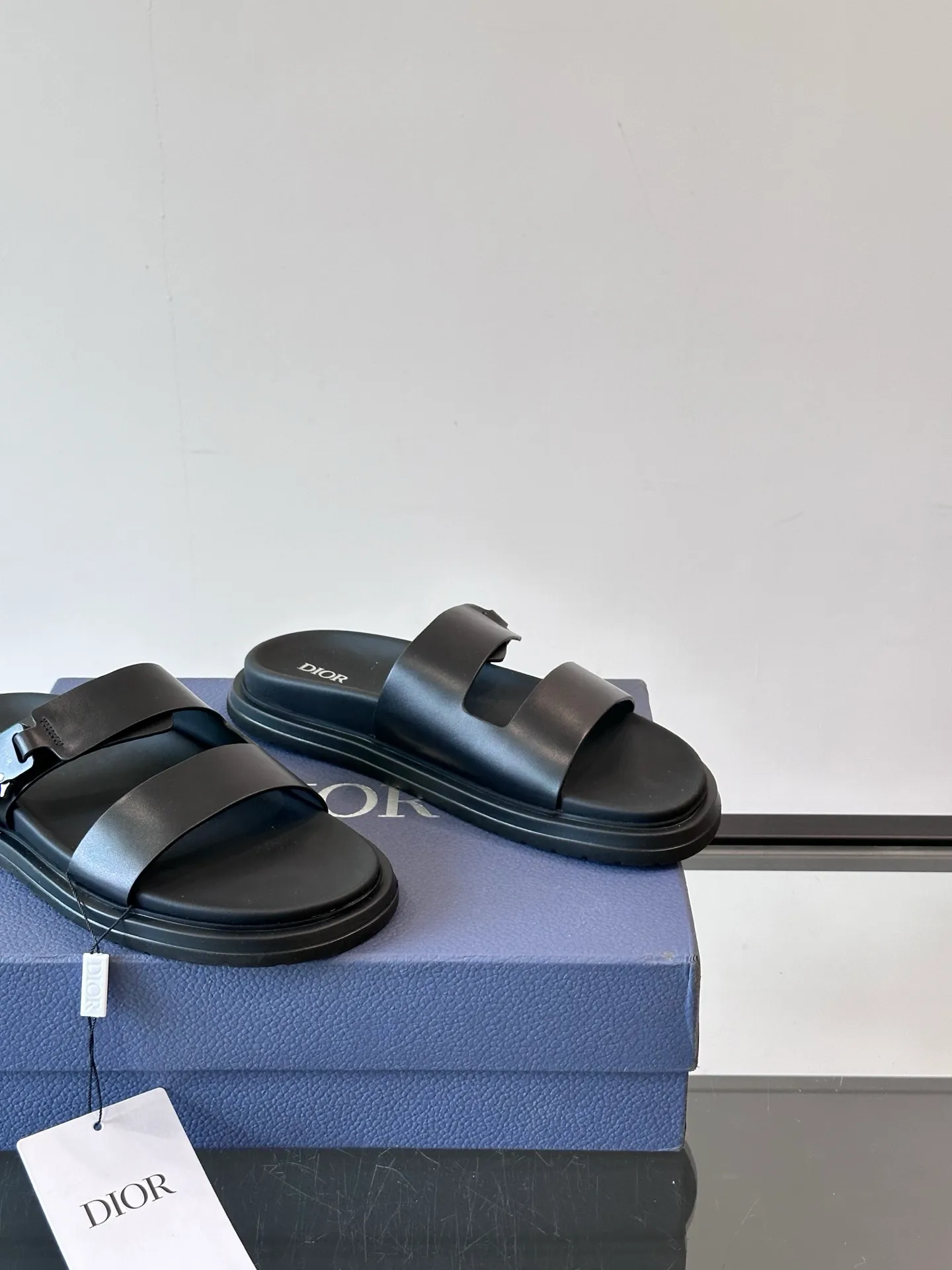 Factory price: 300💰Dior Aqua men's sandals and slippers. Showcasing Dior haute couture design. The Dior gray suede strap is accented with an aluminum Dior buckle for added style. Paired with a comfortable tonal notch sole, they pair easily with shorts or jeans for a sophisticated look. Main body: suede cow leather, technical fabric lining: cow leather, with adjustable straps, aluminum Dior buckle, Dior gray EVA insole, tonal notch rubber outsole splicing structure👌👌 size: 38-44 (45.46 customized)